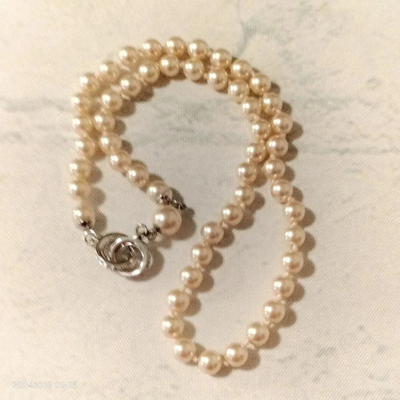Elegant Pearl Choker Style Necklace Knotted String Silver Rhinestone Clasp - Picture 1 of 7